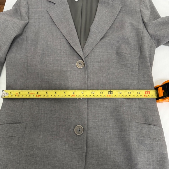 Holt Renfrew Long Blazer. Size 6 - Picture 6 of 9